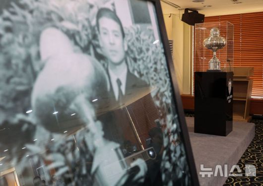 [서울=뉴시스] 권창회 기자 = 12일 오전 서울 중구 프레스센터에서 열린 대한민국 1호 프로골프 선수 故연덕춘, 역사와 전설을 복원하다 행사에서 故연덕춘 고문의 일본오픈 복원 트로피가 공개되고 있다. 이번 행사는 고인이 일제강점기인 1941년 일본프로골프 최고 권위 대회인 일본오픈에서 우승할 당시 일본인 '노부하라 도쿠하루(延原德春)’로 기록된 우승자 이름과 국적이 ‘연덕춘’으로 고쳐졌다. 2025.08.12. kch0523@newsis.com