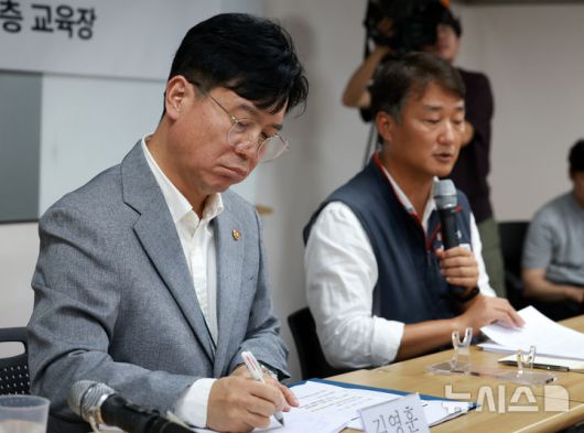 [서울=뉴시스] 이영환 기자 = 김영훈 고용노동부 장관이 12일 오후 서울 중구 민주노총을 방문해 양경수 위원장 등과 간담회를 하며 메모를 하고 있다. 2025.08.12. 20hwan@newsis.com