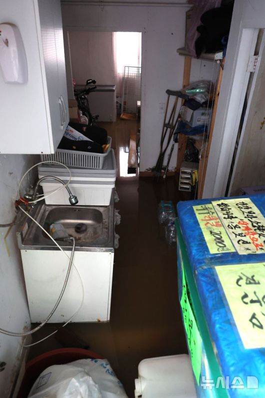 [인천=뉴시스] 전진환 기자 = 간밤에 내린 폭우로 인천 서구 석남동 저지대가 침수된 가운데 13일 오전 한 반지하 주택이 물에 잠겨 있다. 2025.08.13. amin2@newsis.com