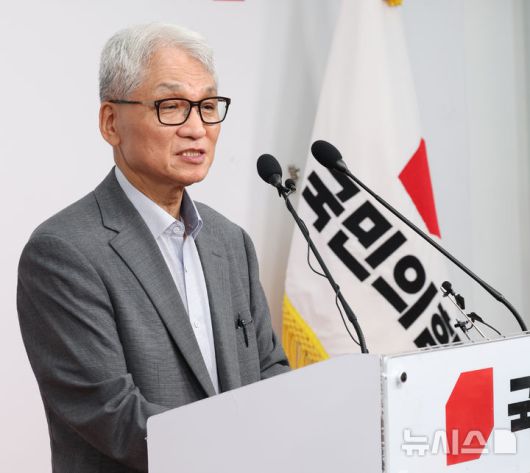 [서울=뉴시스] 김금보 기자  =  여상원 국민의힘 중앙윤리위원회 위원장이 14일 오후 서울 여의도 중앙당사에서 전한길 전 한국사 강사에 대한 '경고' 징계 조치에 대해 브리핑을 하고 있다. 2025.08.14. kgb@newsis.com