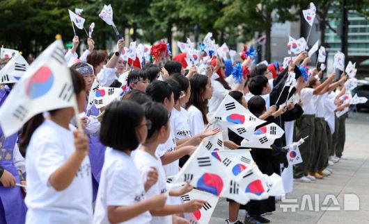 [대구=뉴시스] 이무열 기자 = 14일 대구 중구 국채보상운동기념공원 달구벌대종 앞에서 국채보상운동기념사업회, 독도의용수비대기념관, 대한광복단기념사업회, 손양원기념관 회원들이 광복의 의미를 되새기는 ‘광복 80주년 기념 마카모디(모두모여)광복80! 플래시몹 퍼포먼스’를 하고 있다. 2025.08.14. lmy@newsis.com