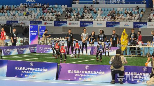[베이징=뉴시스] 박정규 특파원 = 15일 오전 '2025 세계휴머노이드로봇운동회'가 열린 중국 베이징 국가스피드스케이팅경기장에서 로봇축구 경기가 펼쳐지고 있다. 이번 대회가 열리는 15일부터 17일까지 16개국에서 참가한 280개 팀이 달리기·축구·격투기 등 각종 스포츠 종목을 비롯해 군무·무술이나 약품·물건 옮기기 등 다양한 종목에서 경쟁을 펼친다. 2025.08.15 pjk76@newsis.com