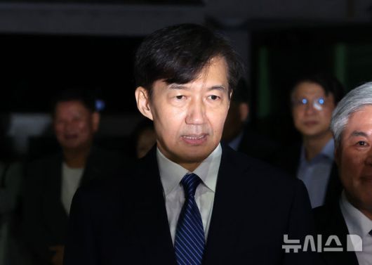 [서울=뉴시스] 배훈식 기자 = 조국 전 조국혁신당 대표가 15일 오전 서울 구로구 서울남부교도소에서 광복절 특사로 출소하며 대국민 인사를 하고 있다. 2025.08.15. dahora83@newsis.com