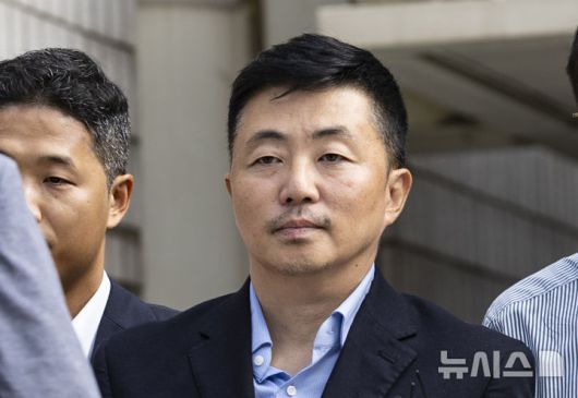 [서울=뉴시스] 김근수 기자 = 김건희 여사의 집사로 지목된 김예성씨가 15일 서울 서초구 서울중앙지법에 구속 전 피의자심문(영장실질심사)를 마치고 법원 청사를 나서고 있다. 2025.08.15. ks@newsis.com