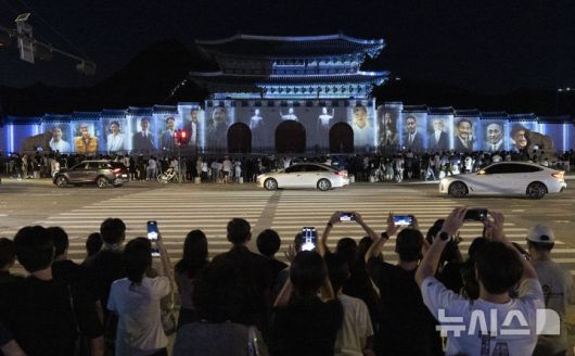 [서울=뉴시스] 김근수 기자 = 16일 서울 종로구 광화문광장에서 광복 80년 빛 축제 '80개의 빛, 하나된 우리'가 열려 광화문 외벽에 미디어 파사드 작품이 펼쳐지고 있다. 국가보훈부는 16일부터 23일까지 광화문과 80ｍ에 달하는 광화문 외벽에  광복 80주년을 맞아 빛 축제인 '80개의 빛, 하나된 우리를 주제로 1945년 광복부터 현재까지 80년 역사가 담긴 영상이 펼쳐진다고 밝혔다. 2025.08.16. ks@newsis.com