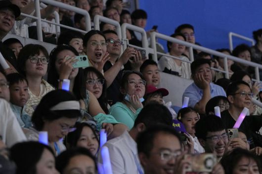 [베이징=AP/뉴시스] 14일(현지 시간) 중국 베이징 국가스피드스케이팅경기장에서 열린 2025 세계 휴머노이드 로봇 운동회 개막식에 참가한 관중들. 2025.08.18.