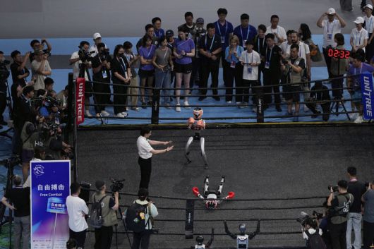 [베이징=AP/뉴시스] 15일(현지 시간) 중국 베이징 국가스피드스케이팅경기장에서 열린 2025 세계 휴머노이드 로봇 운동회 권투 경기에서 로봇들이 경쟁하고 있다. 2025.08.18.