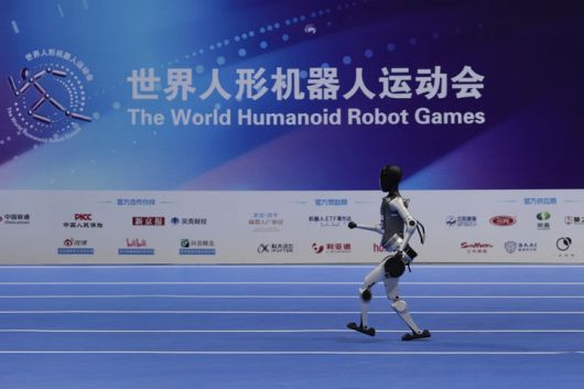 [베이징=AP/뉴시스] 15일(현지 시간) 중국 베이징 국가스피드스케이팅경기장에서 열린 2025 세계 휴머노이드 로봇 운동회에서 한 로봇이 달리고 있다. 2025.08.18.