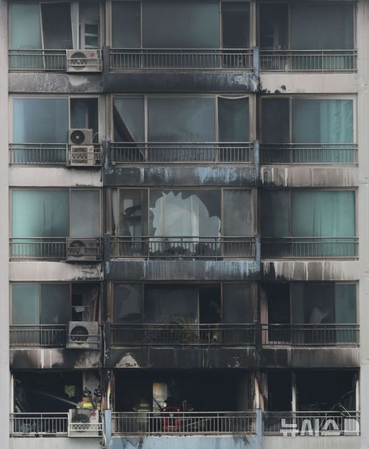 [서울=뉴시스] 권창회 기자 = 17일 서울 마포구 창전동 한 아파트에서 화재가 발생해 소방대원들이 잔불을 정리하고 있다. 2025.08.17. kch0523@newsis.com