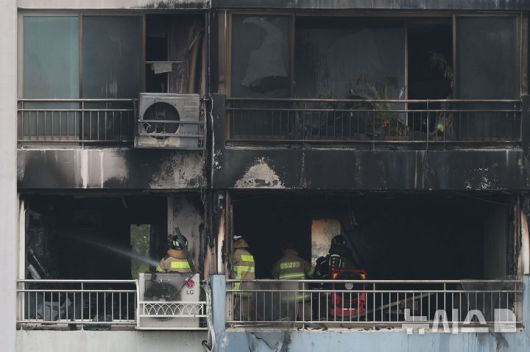 [서울=뉴시스] 권창회 기자 = 17일 서울 마포구 창전동 한 아파트에서 화재가 발생해 소방대원들이 잔불을 정리하고 있다. 2025.08.17. kch0523@newsis.com