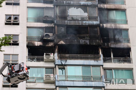 [서울=뉴시스] 권창회 기자 = 17일 서울 마포구 창전동 한 아파트에서 화재가 발생해 소방대원들이 잔불을 정리하고 있다. 2025.08.17. kch0523@newsis.com