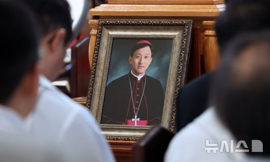 [서울=뉴시스] 사진공동취재단 = 18일 서울 중구 명동대성당에서 천주교 서울대교구 고(故) 유경촌 주교 장례미사가 엄수되고 있다. 2025.08.18. photo@newsis.com