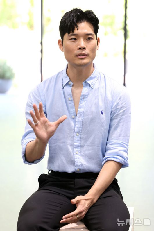 [서울=뉴시스] 박진희 기자 = 최영규(네덜란드 국립발레단 수석) 무용수가 서울시발레단 더블 빌 '유회웅×한스 판 마넨' 기자간담회를 18일 서울 용산구 서울시발레단 연습실에서 하고 있다. 2025.08.18. pak7130@newsis.com