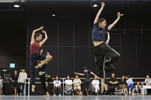 [서울=뉴시스] 박진희 기자 =  서울시발레단 더블 빌 '유회웅×한스 판 마넨' 출연 무용수들이 18일 서울 용산구 서울시발레단에서 주요 장면 시연을 하고 있다. 2025.08.18. pak7130@newsis.com