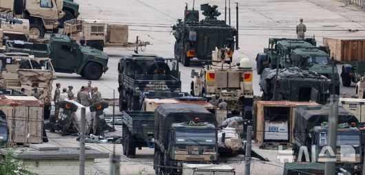 [동두천=뉴시스] 김선웅 기자 = 한미 연합 군사연습 '을지 자유의 방패(UFS·을지프리덤실드)' 기간인 지난 19일 경기 동두천시 소재 주한미군 기지에서 미군 장병들이 기갑장비 및 차량을 점검하고 있다. 2025.08.26. mangusta@newsis.com