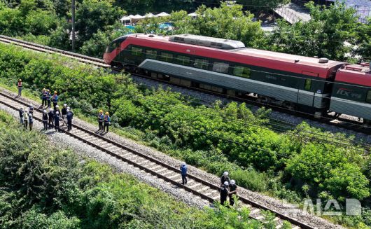[청도=뉴시스] 이무열 기자 = 무궁화호 열차가 선로 인근에서 작업 중이던 근로자 7명을 치는 사고가 발생한 19일 경북 청도군 화양읍 삼신리 경부선 철로에서 경찰과 소방, 코레일 등 관계들이 사고가 난 현장을 조사하고 있다. 2025.08.19. lmy@newsis.com