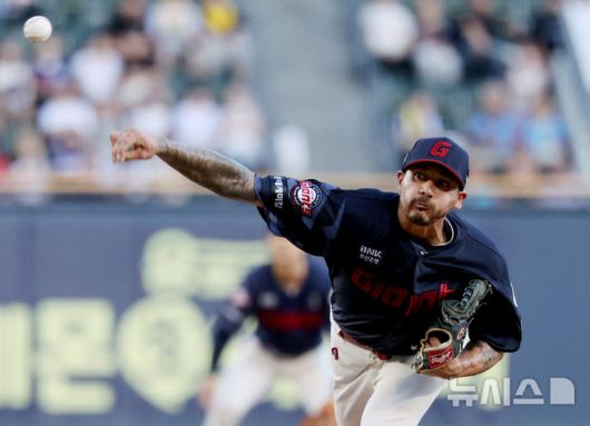 [서울=뉴시스] 김진아 기자 =  19일 서울 송파구 잠실야구장에서 열린 2025 KBO리그 롯데 자이언츠와 LG 트윈스의 경기, 롯데 벨라스케즈가 역투하고 있다. 2025.08.19. bluesoda@newsis.com