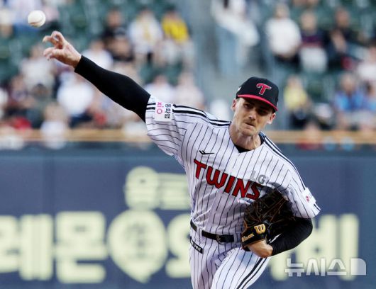 [서울=뉴시스] 김진아 기자 =  19일 서울 송파구 잠실야구장에서 열린 2025 KBO리그 롯데 자이언츠와 LG 트윈스의 경기, LG 톨허스트가 역투하고 있다. 2025.08.19. bluesoda@newsis.com