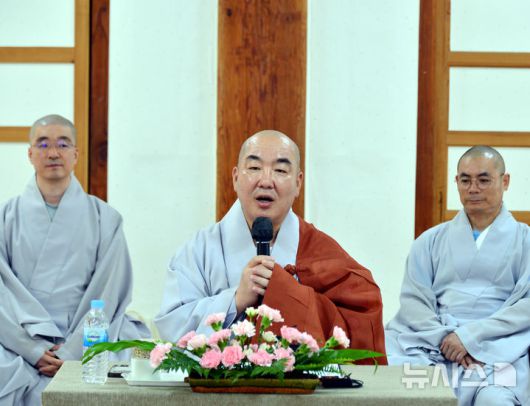 [구례=뉴시스] 대한불교조계종 제19교구 지리산대화엄사 23대 교구장 경천 우석스님이 20일 오전 화엄사 범음료에서 '새로운 변화, 미래로 100년'을 주재로 취임 100일 기념 기자회견을 하고 있다. 2025.08.20. kim@newsis.com