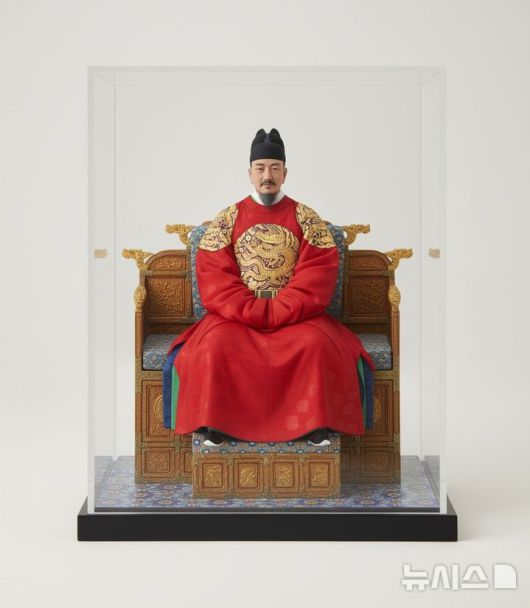 [서울=뉴시스] 인공지능(AI) 이미지 생성 모델 '나노 바나나'가 제작한 세종대왕 피규어. '세종대왕' 어진을 게재한 후 '세종대왕 피규어를 만들어 줘'라는 명령에 다음과 같은 사진이 나왔다. (사진=AI 제작)