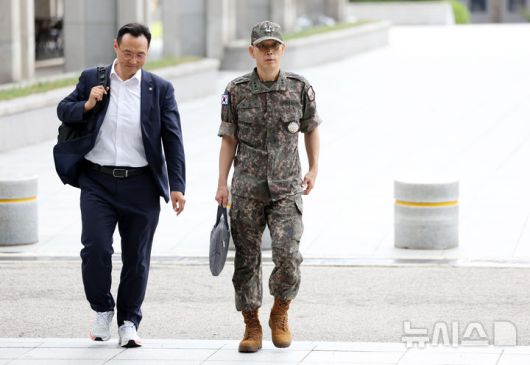 [서울=뉴시스] 조성우 기자 = 평양 무인기 침투 관여 의혹을 받는 김용대 드론작전사령관이 20일 오전 서울 서초구 서울고등검찰청에 마련된 내란특검 사무실에 피의자 신분으로 출석하고 있다. 2025.08.20. xconfind@newsis.com