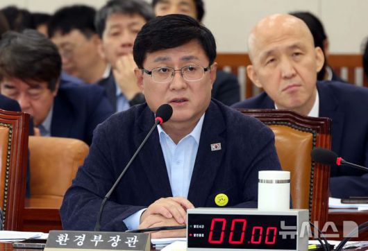 [서울=뉴시스] 조성봉 기자= 김성환 환경부 장관이 지난달 20일 오전 서울 여의도 국회에서 열린 환경노동위원회 전체회의에서 의원의 질의에 답변하고 있다.  2025.08.20. suncho21@newsis.com