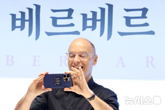 [서울=뉴시스] 박진희 기자 = 베르나르 베르베르(Bernard Werber) 작가가 20일 서울 중구 앰배서더 서울 풀만 호텔에서 신간 '키메라의 땅' 발행 기념 기자간담회를 하고 있다. 2025.08.20. pak7130@newsis.com