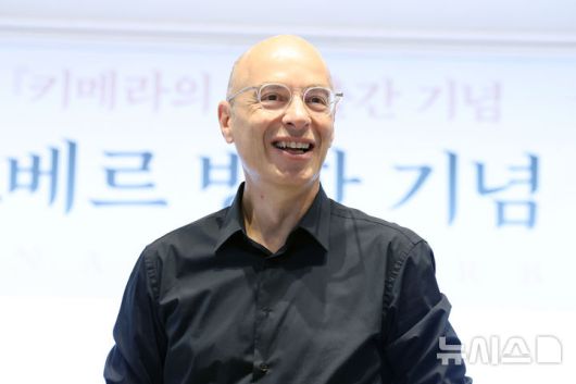 [서울=뉴시스] 박진희 기자 = 베르나르 베르베르(Bernard Werber) 작가가 20일 서울 중구 앰배서더 서울 풀만 호텔에서 신간 '키메라의 땅' 발행 기념 기자간담회를 하고 있다. 2025.08.20. pak7130@newsis.com