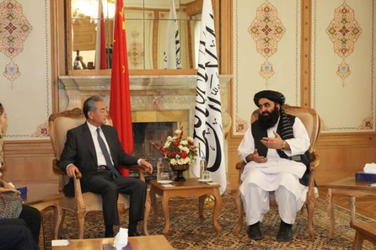 [서울=뉴시스]20일 아프가니스탄 수도 카불에서 왕이 중국 공산당 정치국 위원 겸 외교부장(왼쪽)과 아미르 칸 무타키 탈레반 정부 외무장관이 회담을 갖고 있다. <사진출처: 중국 외교부 웹사이트> 2025.08.21