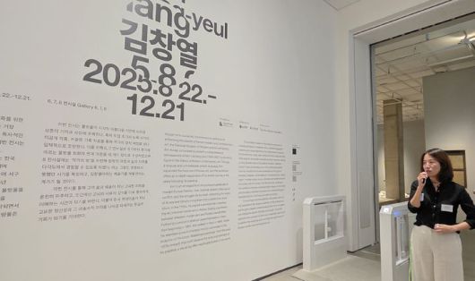 [사진=박현주 미술전문기자] 설원지 학예연구사가 김창열 회고전을 설명하고 있다. *재판매 및 DB 금지