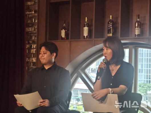 [서울=뉴시스]김주희 기자=윤세인 롯데컬처웍스 공연사업팀장과 장성근 커튼콜 대표가 21일 서울 송파구 샤롯데씨어터에서 열린 '커튼콜 인 샬롯' 언론 공개회에서 이야기하고 있다. 2025.08.21.