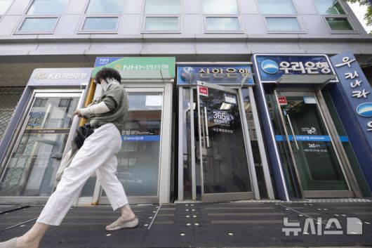 [서울=뉴시스] 김근수 기자 = 금융당국에 따르면 다음 달 1일부터 예금자 보호한도가 1억원으로 상향된다. 금융사가 영업 정지나 파산 등으로 예금을 지급할 수 없을 때 맡긴 돈을 보장해 주는 제도로, 보호 한도가 오르는 것은 지난 2001년 이후 24년 만에 처음이다. 21일 서울 시내에 설치된 시중은행 ATM 기기 모습. 2025.08.21. ks@newsis.com