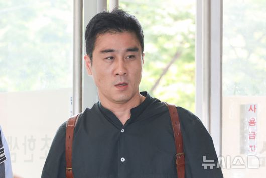 [서울=뉴시스] 황준선 기자 = 임성근 전 해병대 1사단장 구명 로비 의혹을 제보한 해병대 출신 이관형 씨가 21일 서울 서초구 순직해병 특검(이명현 특별검사) 사무실에서 열린 참고인 조사에 출석하고 있다. 2025.08.21. hwang@newsis.com