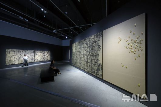 [서울=뉴시스] 박진희 기자 = 국립현대미술관(MMCA)은 한국현대미술 대표 작가인 김창열의 첫 대규모 회고전 '김창열' 언론공개회를 21일 서울 종로구 국립현대미술관 서울에서 갖고 작가의 대표작과 초기작을 선보이고 있다. 2025.08.21. pak7130@newsis.com