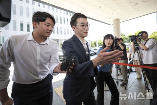 [서울=뉴시스] 정병혁 기자 = '허위 재산 신고'로 재판에 넘겨진 김남국 대통령실 국민디지털소통비서관이 21일 서울 양천구 서울남부지방법원에서 열린 항소심 선고기일에 출석하고 있다. 2025.08.21. jhope@newsis.com