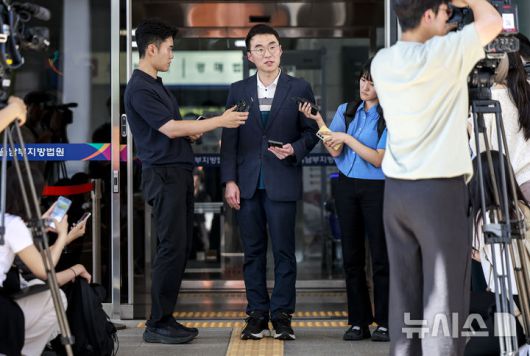 [서울=뉴시스] 정병혁 기자 = '허위 재산 신고'로 재판에 넘겨진 김남국 대통령실 국민디지털소통비서관이 21일 서울 양천구 서울남부지방법원에서 열린 항소심 선고를 마친 뒤 취재진에게 입장을 밝히고 있다. 이날 서울남부지법 형사항소3-1부(임선지 조규설 유환우 부장판사)는 위계공무집행방해 혐의로 기소된 김 비서관에 대해 1심과 같이 무죄를 선고했다. 2025.08.21. jhope@newsis.com