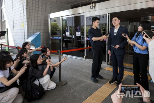 [서울=뉴시스] 정병혁 기자 = '허위 재산 신고'로 재판에 넘겨진 김남국 대통령실 국민디지털소통비서관이 21일 서울 양천구 서울남부지방법원에서 열린 항소심 선고를 마친 뒤 취재진에게 입장을 밝히고 있다. 이날 서울남부지법 형사항소3-1부(임선지 조규설 유환우 부장판사)는 위계공무집행방해 혐의로 기소된 김 비서관에 대해 1심과 같이 무죄를 선고했다. 2025.08.21. jhope@newsis.com