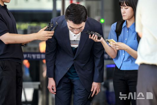 [서울=뉴시스] 정병혁 기자 = '허위 재산 신고'로 재판에 넘겨진 김남국 대통령실 국민디지털소통비서관이 21일 서울 양천구 서울남부지방법원에서 열린 항소심 선고를 마친 뒤 인사를 하고 있다. 이날 서울남부지법 형사항소3-1부(임선지 조규설 유환우 부장판사)는 위계공무집행방해 혐의로 기소된 김 비서관에 대해 1심과 같이 무죄를 선고했다. 2025.08.21. jhope@newsis.com