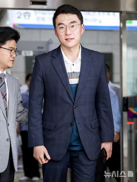 [서울=뉴시스] 정병혁 기자 = '허위 재산 신고'로 재판에 넘겨진 김남국 대통령실 국민디지털소통비서관이 21일 서울 양천구 서울남부지방법원에서 열린 항소심 선고를 마친 뒤 법원을 나오고 있다. 이날 서울남부지법 형사항소3-1부(임선지 조규설 유환우 부장판사)는 위계공무집행방해 혐의로 기소된 김 비서관에 대해 1심과 같이 무죄를 선고했다. 2025.08.21. jhope@newsis.com