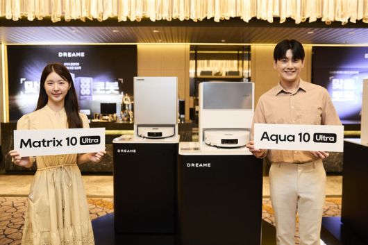 [서울=뉴시스] 21일 서울 종로구 포시즌스호텔에서 열린 드리미 테크놀로지 2025 신제품 런칭쇼에서 모델들이 'Matrix10 Ultra', 'Aqua10 Ultra Roller' 앞에서 포즈를 취하고 있다.'Matrix10 Ultra'는 국내 최초 3종 걸레 자동 교체형 로봇청소기이며, Aqua10 Ultra Roller는 물걸레 로봇청소기다. (사진=드리미 테크놀로지 제공) 2025.08.21. photo@newsis.com *재판매 및 DB 금지
