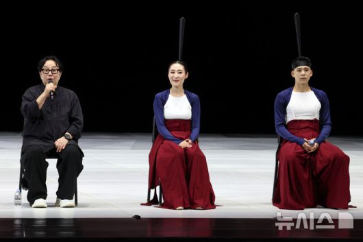 [서울=뉴시스] 박진희 기자 = 서울시무용단 '일무(佾舞)' 연출 정구호(왼쪽부터), 무용수 김경애, 최태헌이 21일 서울 종로구 세종문화회관에서 서울시무용단 '일무' 시연을 마치고 기자간담회를 하고 있다. 이번 공연은 국가무형문화제이자 유네스코 유네스코 세계인류무형문화유산인 '종묘제례악'의 의식무인 일무를 현대적 감각으로 재해석한 작품이다. 2025.08.21. pak7130@newsis.com