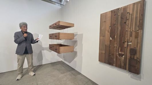 [사진=박현주 미술전문기자]안규철 작가가 쓰임을 다한 장농 서랍을 다시 예술품으로 소생시킨 이야기를 하고 있다. *재판매 및 DB 금지
