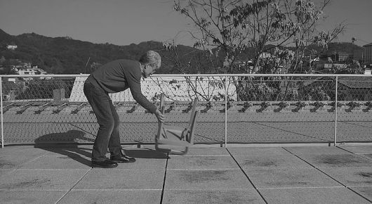 안규철 〈쓰러지는 의자 ? Homage to Pina〉 2024 Single-channel video, black and white, sound 6 min. 52 sec. Courtesy of Amado Art Space이미지 제공: 국제갤러리 *재판매 및 DB 금지