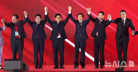 [청주=뉴시스] 고승민 기자 = 국민의힘 당대표 선거에 출마한 안철수·김문수·조경태·장동혁 후보가 22일 충북 청주시 청주오스코에서 열린 국민의힘 제6차 전당대회에서 기념촬영을 하고 있다.(공동취재) 2025.08.22. kkssmm99@newsis.com