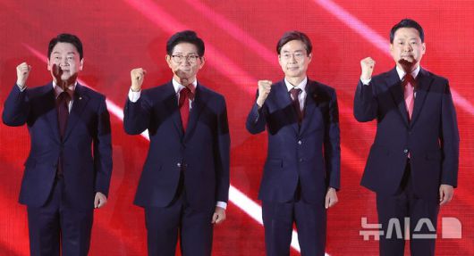 [청주=뉴시스] 고승민 기자 = 국민의힘 당대표 선거에 출마한 안철수·김문수·조경태·장동혁 후보가 22일 충북 청주시 청주오스코에서 열린 국민의힘 제6차 전당대회에서 기념촬영을 하고 있다.(공동취재) 2025.08.22. kkssmm99@newsis.com