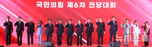 [청주=뉴시스] 고승민 기자 = 국민의힘 당 대표 및 최고위원, 청년최고위원 후보들이 22일 충북 청주시 청주오스코에서 열린 국민의힘 제6차 전당대회에서 기념촬영을 하고 있다.(공동취재) 2025.08.22. kkssmm99@newsis.com