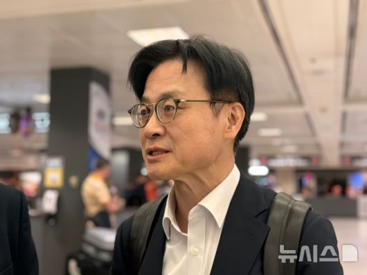 [워싱턴=뉴시스]이윤희 특파원 = 김정관 산업통상자원부(산업부) 장관이 한미 정상회담을 사흘 앞둔 22일(현지 시간) 미국 워싱턴DC 인근 덜레스국제공항으로 입국해 특파원들의 질문에 답하고 있다. 2025.08.23.