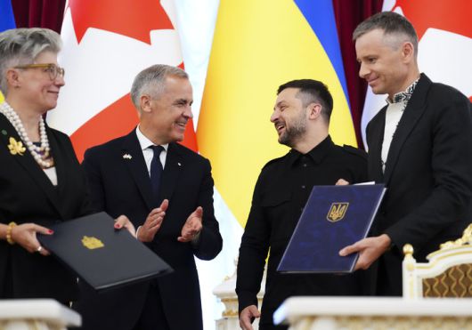 [키이우=AP뉴시스] 마크 카니 캐나다 총리(왼쪽 앞)와 볼로디미르 젤렌스키 우크라이나 대통령(오른쪽 앞)이 24일(현지 시간) 우크라이나 키이우 마린스키 궁전에서 열린 공동 방위 생산 협정 서명식 후 마주보며 웃고 있다. 2025.08.25.