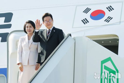 [도쿄=뉴시스] 고범준 기자 = 일본 방문 일정을 마친 이재명 대통령과 김혜경 여사가 23일 도쿄 하네다공항에서 도널드 트럼프 미국 대통령과의 한미 정상회담을 위해 워싱턴DC로 향하며 공군1호기에 올라 인사하고 있다. 2025.08.24. bjko@newsis.com