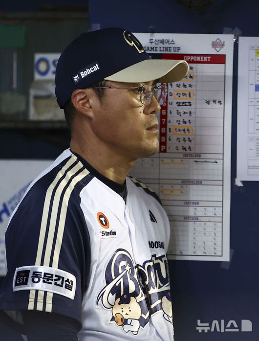 [서울=뉴시스] 김근수 기자 = 조성환 두산 베어스 감독 대행이 24일 서울 송파구 잠실야구장에서 열린 프로야구 '2025 신한 SOL 뱅크 KBO리그' KT 위즈와 두산 베어스의 경기를 지켜보고 있다. 2025.08.24. ks@newsis.com